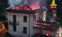 Incendio in un'abitazione nell'entroterra genovese, bloccate tre persone all'interno