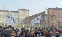 La premier Giorgia Meloni a Torino, lanci di uova e scontri tra manifestanti e polizia
