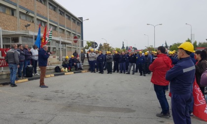Lavoratori e sindacati davanti ai cancelli dell'ex Ilva in vista dello sciopero di venerdì