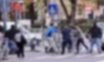 Pugni e calci in mezzo alla strada ad Ovada tra un gruppo di persone: 4 denunciati