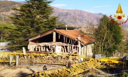 Crolla una gru edile a Casellette nel Torinese: feriti due operai