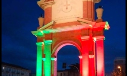 Alessandria: l'arco di via Dante illuminato con i colori della bandiera italiana