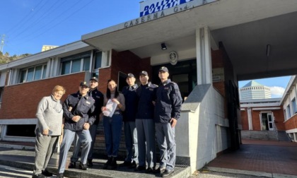 Genova, nuovi agenti della Polizia Stradale soccorrono anziano