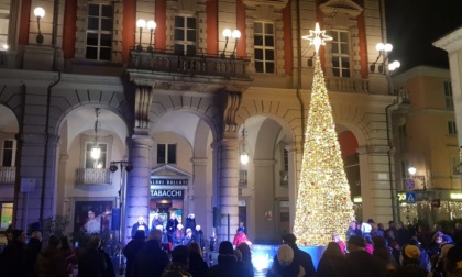 Oggi ad Alessandria, lo spettacolo "Gold Christmas" e il concerto del Coro Alpini Valtanaro
