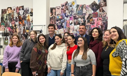 L'attore Lorenzo Flaherty in scena con l'abito creato da alcune ragazze dell'Istituto Fermi