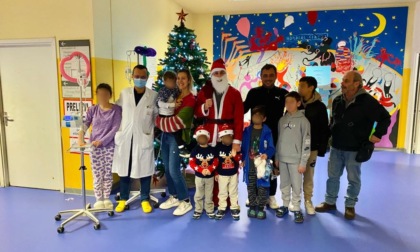 Il papà di due gemelli nati prematuri diventa Babbo Natale per ringraziare l'Ospedale Infantile
