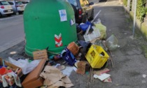 Valige, vasi e cassette in plastica abbandonati in mezzo al marciapiede a Tortona
