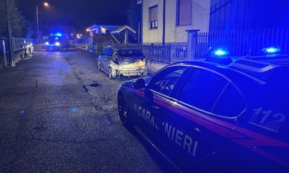 Auto in fiamme nella notte a Pontecurone: intervento dei Carabinieri e Vigili del Fuoco