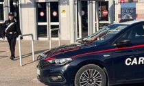 Casale Monferrato, le ruba il portafoglio mentre mette la spesa nell'auto e fugge: identificato dai Carabinieri