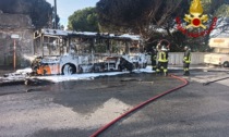 In fiamme un autobus al capolinea Belvedere, a Genova: nessun ferito