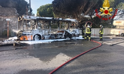 In fiamme un autobus al capolinea Belvedere, a Genova: nessun ferito