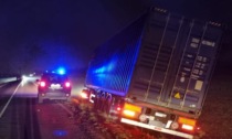 Camion esce fuori sulla statale tra Tortona e Castelnuovo: strada chiusa al traffico
