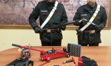 Tentato furto di pneumatici: i Carabinieri arrestano un giovane e un minorenne a Novi