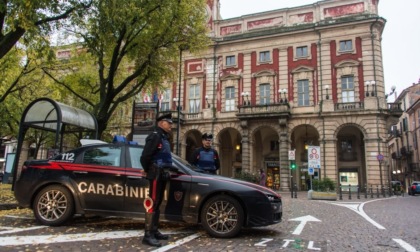 Alessandria, danneggia due centraline telefoniche e tenta di rubare un’auto per scappare