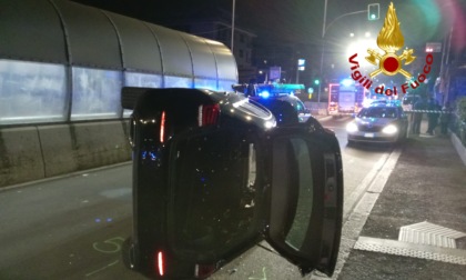 Incidente stradale autonomo a Genova, estratto da un'auto un ragazzo di 27 anni