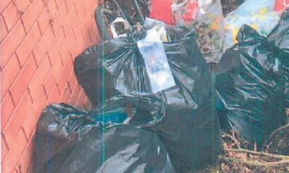 Novi Ligure, abbandona i rifiuti lungo la Strada del Turchino: multato il responsabile