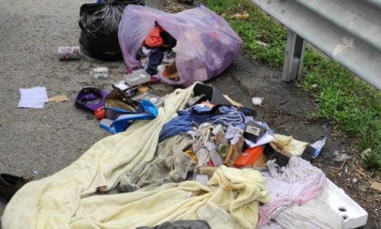 Tortona, abbandona per strada diversi sacchetti con rifiuti misti: sanzionato