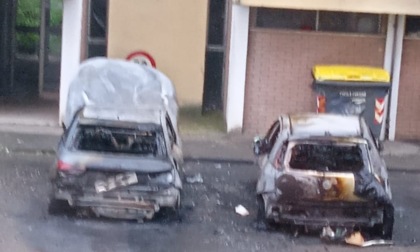 Incendio nella notte a Novi Ligure: a fuoco due auto in viale Pinan Cichero