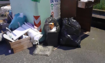 Beccati tre cittadini che avevano abbandonato i rifiuti in mezzo alla strada a Novi Ligure