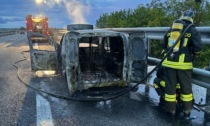 A fuoco un furgoncino lungo l'autostrada A1 all'altezza di Felizzano