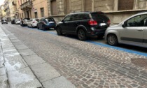 In via Trotti rifatte le strisce blu dei parcheggi a pagamento