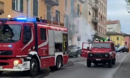 Auto in fiamme nel centro di Pozzolo Formigaro: vigili del fuoco sul posto