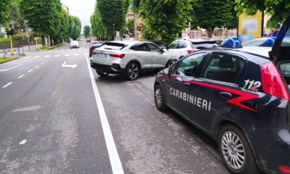 Tortona: auto finisce contro i veicoli in sosta in via Cavour