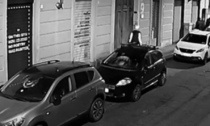 Sale sulle auto in sosta e distrugge i parabrezza, caccia all'uomo a Torino
