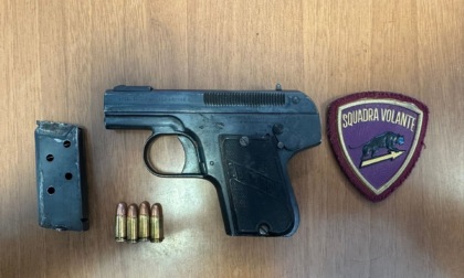 Nasconde una pistola negli slip: arrestato un 22enne