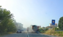 Camion in fiamme lungo la statale 35 bis dei Giovi a Novi Ligure