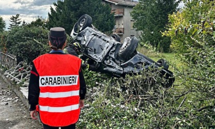 Incidente a Cassano Spinola: auto sfonda la recinzione di un'abitazione e si ribalta