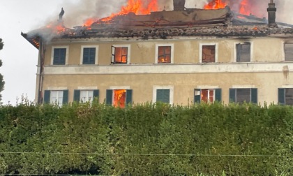 A fuoco la storica Villa Lomellina a Gavi: diverse squadre dei Vigili del Fuoco a lavoro