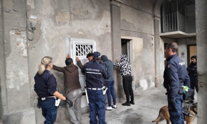 Sgomberati i locali in piazzetta della Trinità a Tortona: quattro gli occupanti abusivi