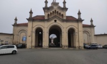 Disagi e fango al cimitero di Alessandria dopo la grande pioggia