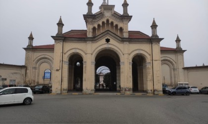 Disagi e fango al cimitero di Alessandria dopo la grande pioggia