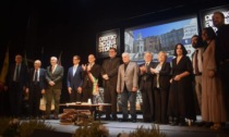 Un teatro Ariston sold out applaude i personaggi della storia, dello sport e della tv