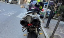 Circola con la targa della moto sollevata e illeggibile: multato centauro