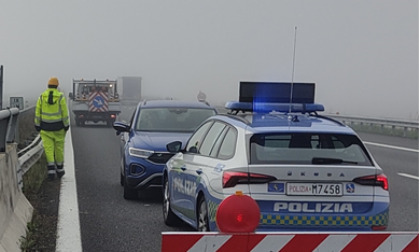 Auto abbatte il cartello di un cantiere e procede contromano in A26: multa e ritiro della patente