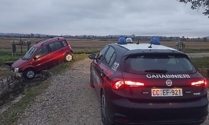 Escono fuori strada con l'auto dopo aver perso l'orientamento: soccorsi dai Carabinieri