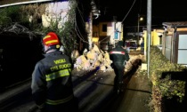 Crolla la parete di un cascinale disabitato a Pozzolo Formigaro: i detriti bloccano la strada