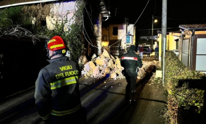 Crolla la parete di un cascinale disabitato a Pozzolo Formigaro: i detriti bloccano la strada