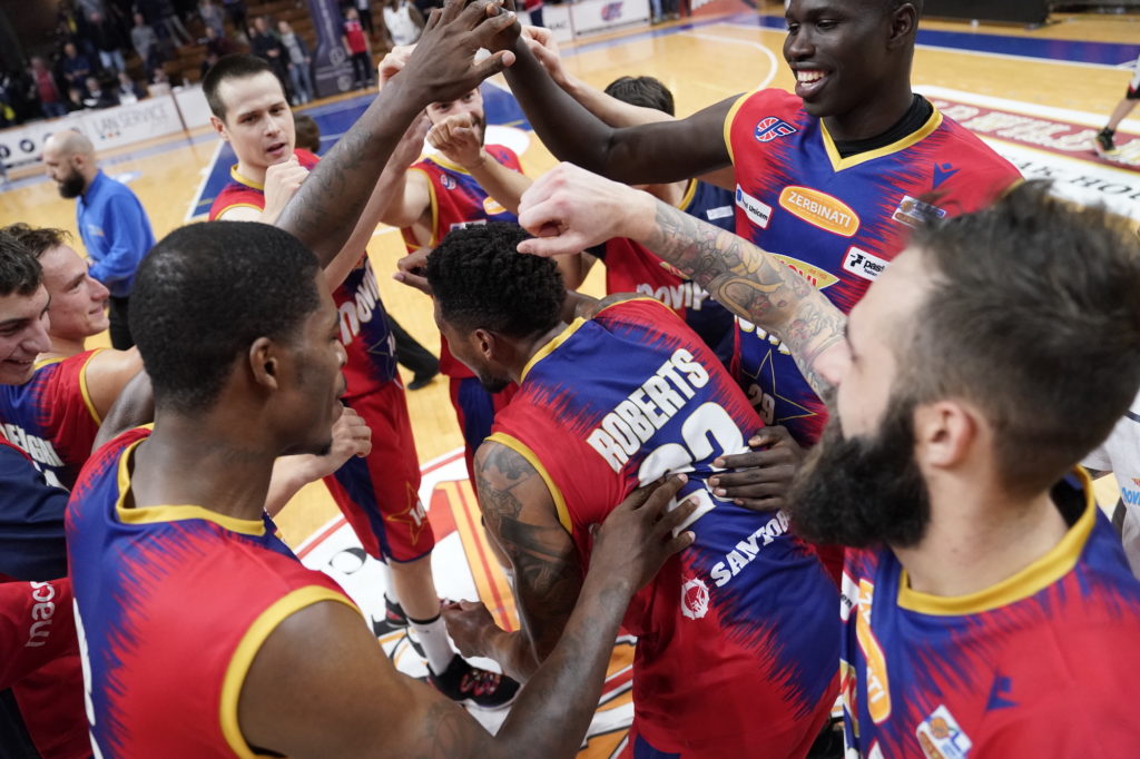 I giocatori della Junior Casale festeggiano dopo la vittoria sull'Eurobasket Roma, Serie A2 2019/20